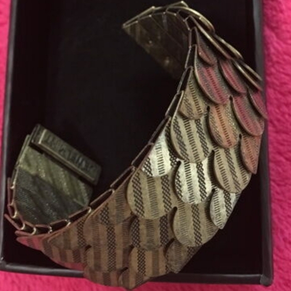 Jewelmint Gold Swan Bracelet, Rare, Discontinued - Picture 3 of 4